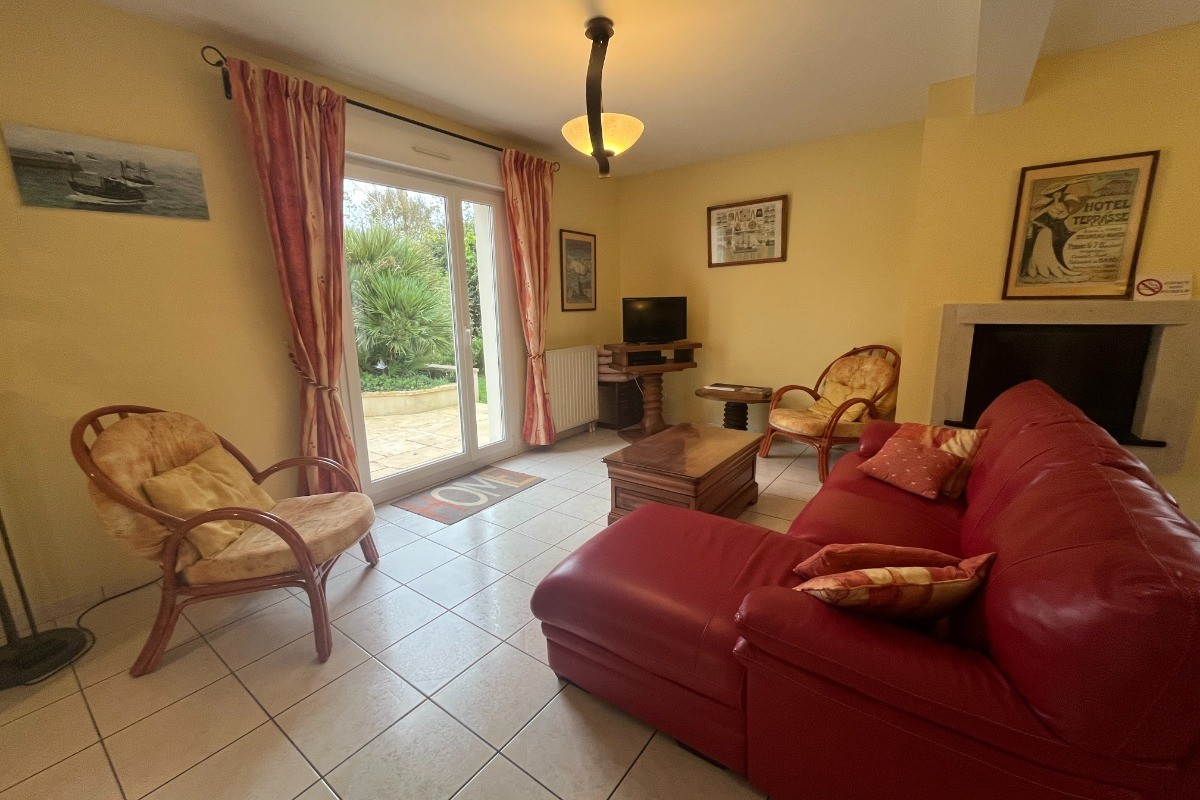 Salon avec vue sur jardin