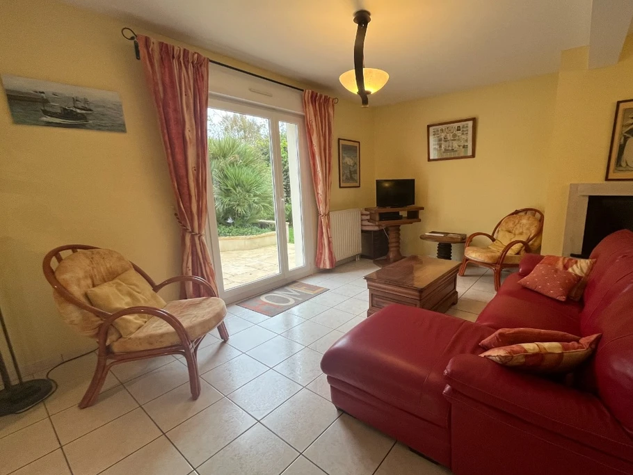 Salon avec vue sur jardin