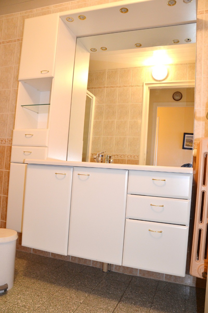 Salle d'eau avec cabine douche