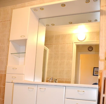 Salle d'eau avec cabine douche