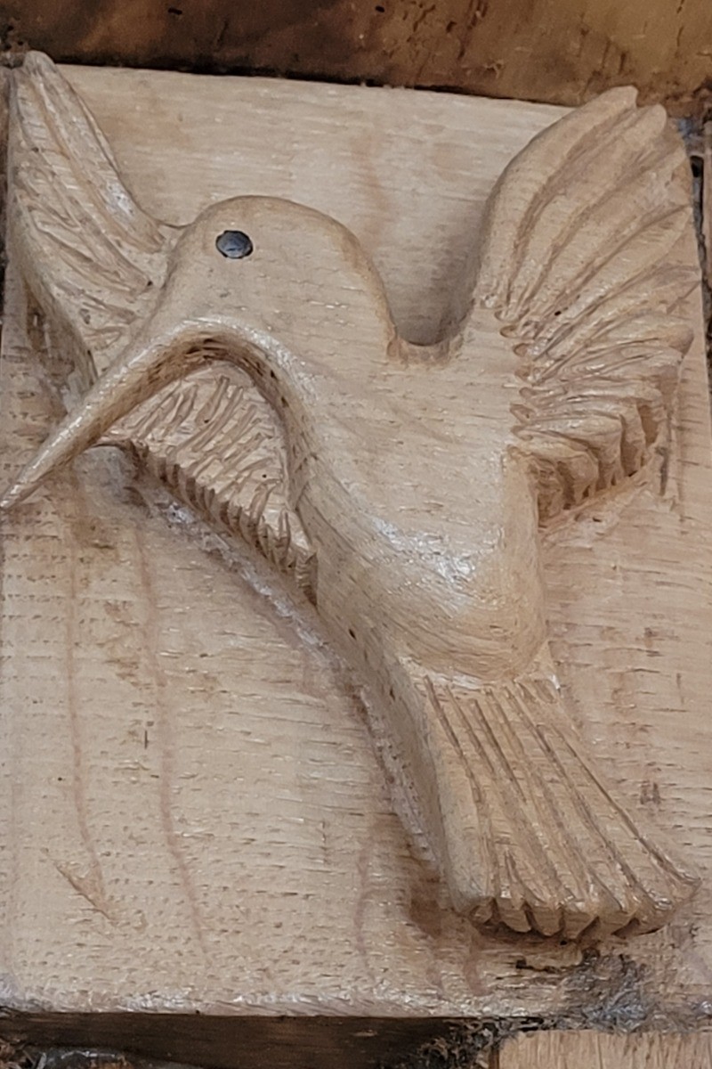 L'espace Themis a le souci du détail, alors ce colibri sculpté dans le bois accompagnera votre séjour...