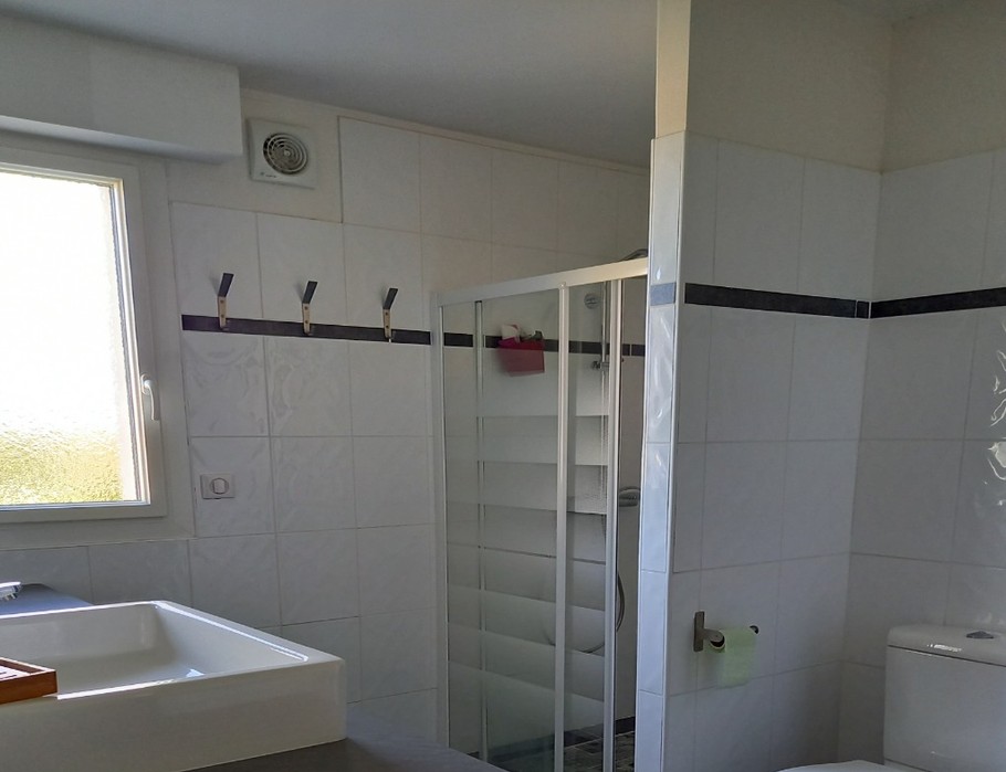 Clévacances - Location 10 personnes - salle de bain - WC - Langueux - Maison avec jacuzzi