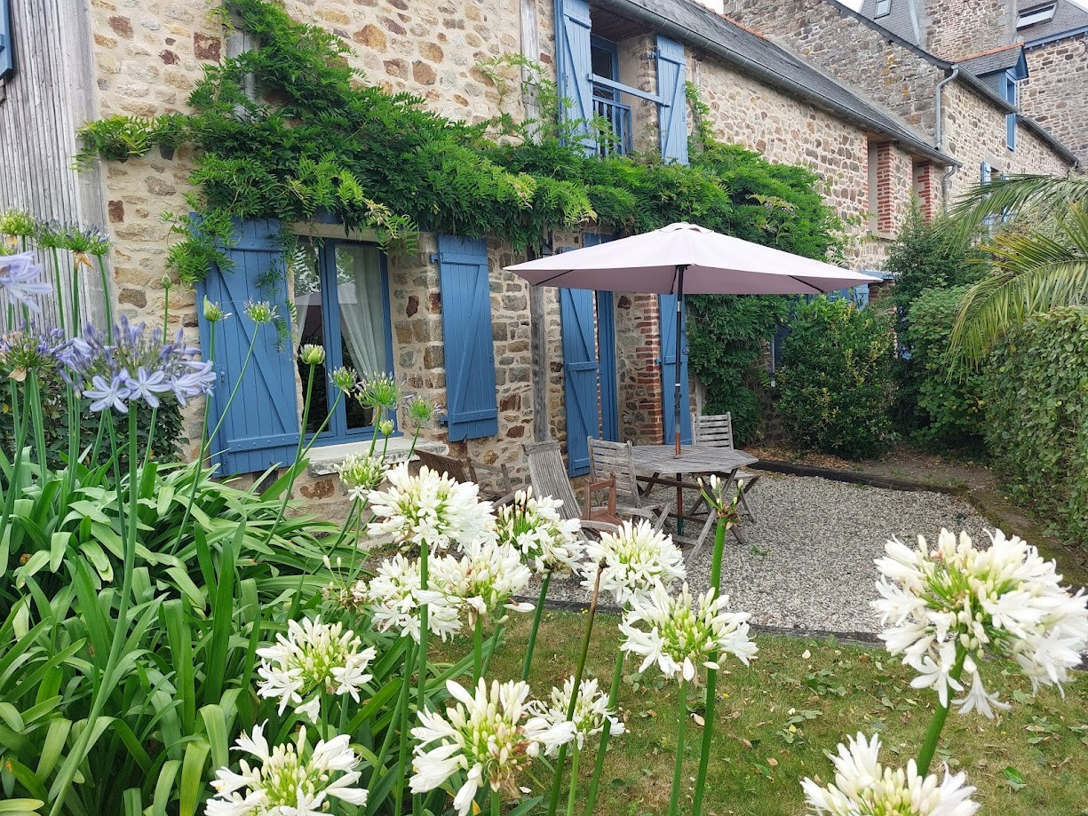 petit déjeuner, déjeuner et dîner en terrasse gîte Saladelle