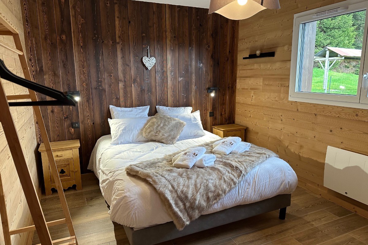 Chambre N°1 - rdc - 1 lit Queen-Size (160/200) + TV