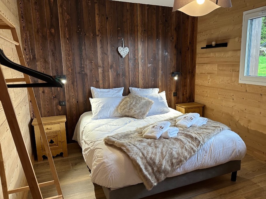 Chambre N°1 - rdc - 1 lit Queen-Size (160/200) + TV