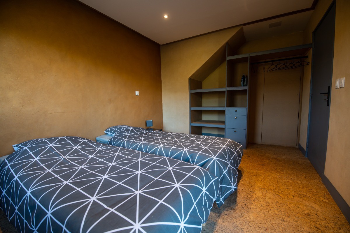 Halte Air et Go/ Cheval blanc/ Chambre rez lit 2 x 80 x 200