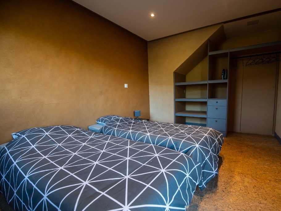 Halte Air et Go/ Cheval blanc/ Chambre rez lit 2 x 80 x 200