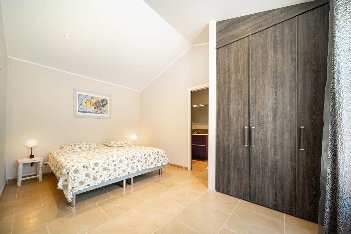 Deuxième chambre avec lit 180 ou possibilité de 2 couchages de 90 avec Salle de Bain privative