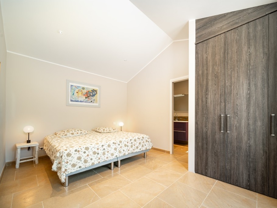 Deuxième chambre avec lit 180 ou possibilité de 2 couchages de 90 avec Salle de Bain privative
