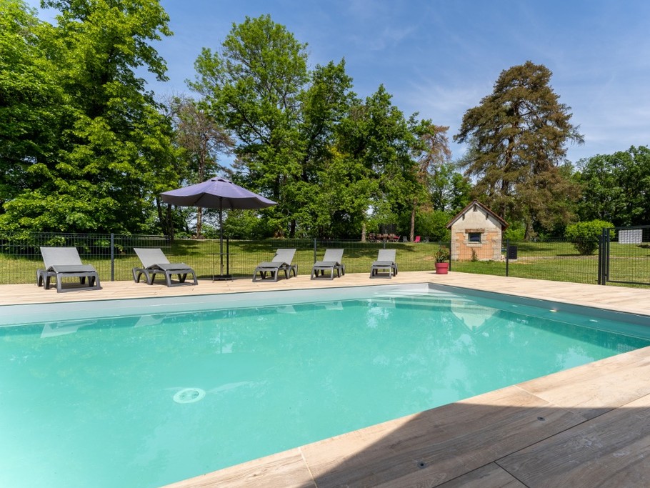espace piscine au coeur du parc