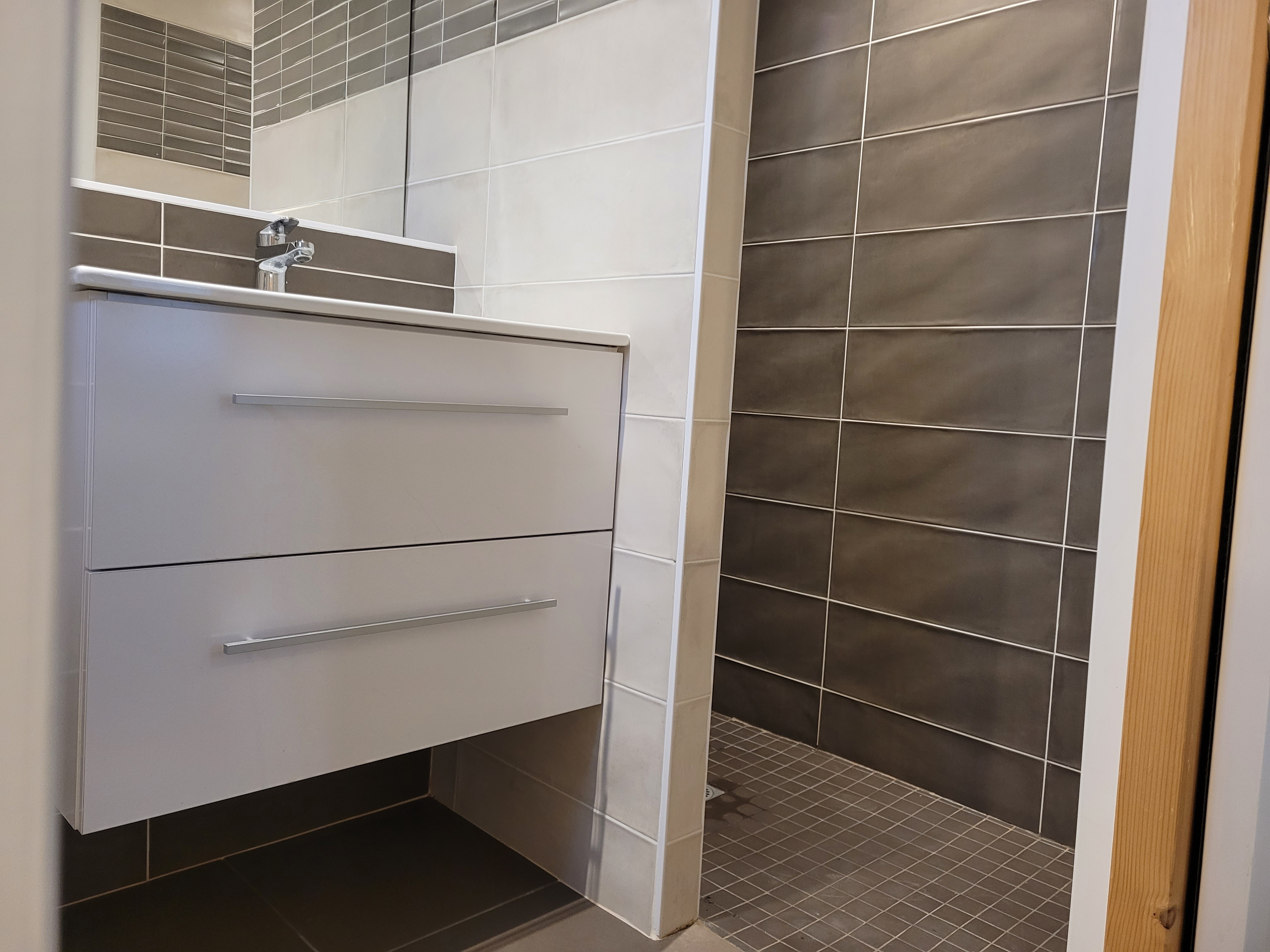 GOUEZEL, Pleneuf-Val-André, chambre essentielle, Henriade avec lit 160 et salle d'eau avec douche WC et lavabo