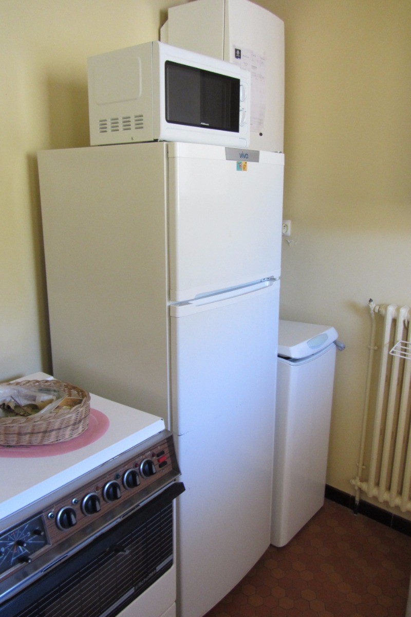 Cuisine avec lave-linge et micro-ondes