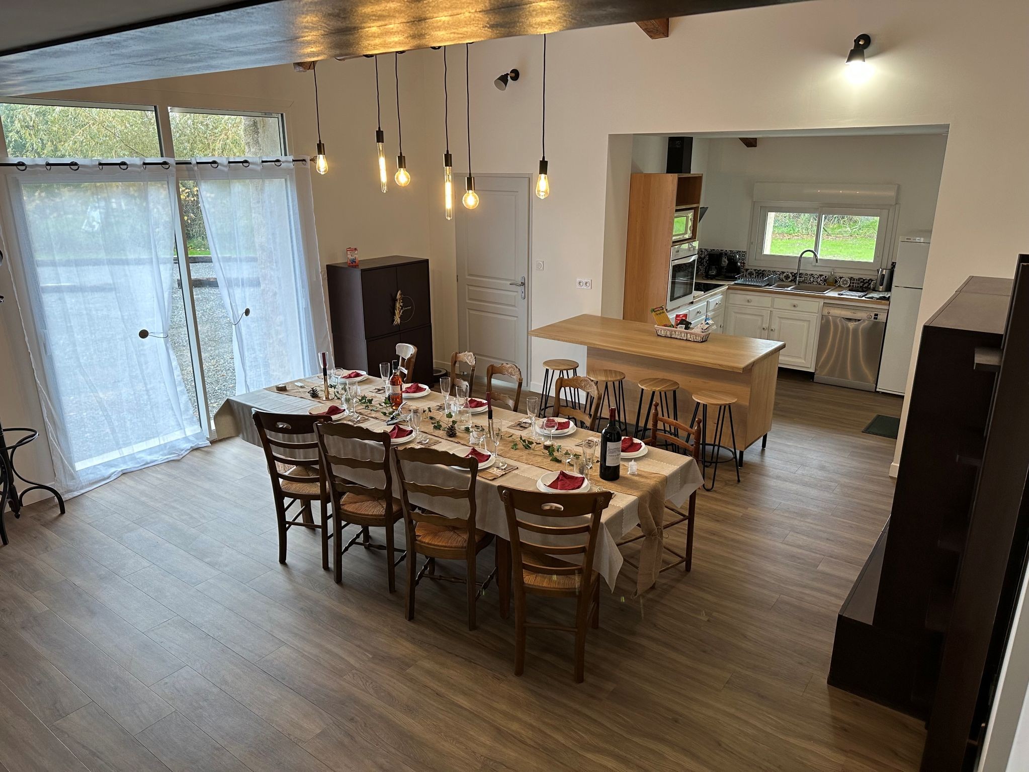 La grande pièce de vie avec séjour et cuisine aménagée