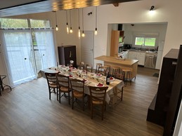 La grande pièce de vie avec séjour et cuisine aménagée