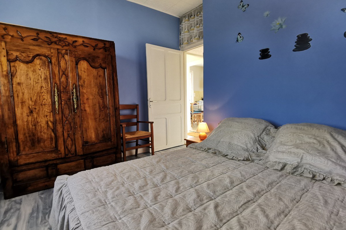 Une chambre avec un lit 140