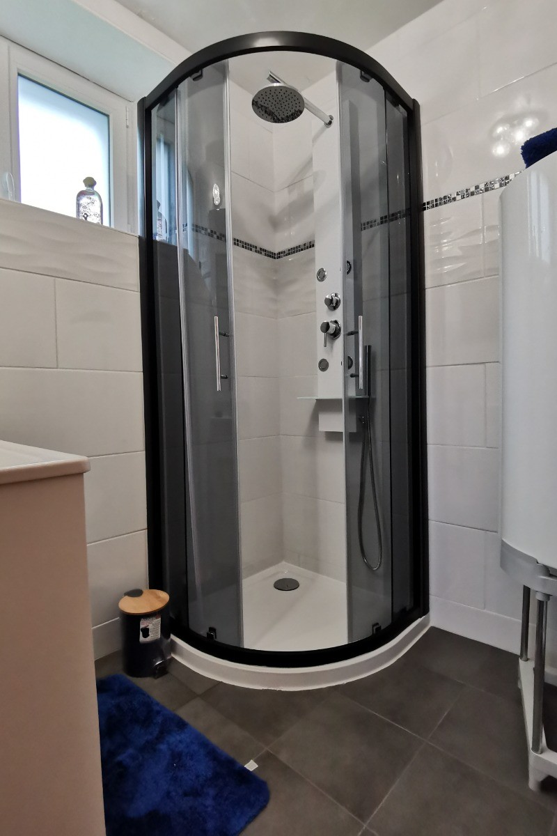 RDC: Cabine de douche de la salle d'eau