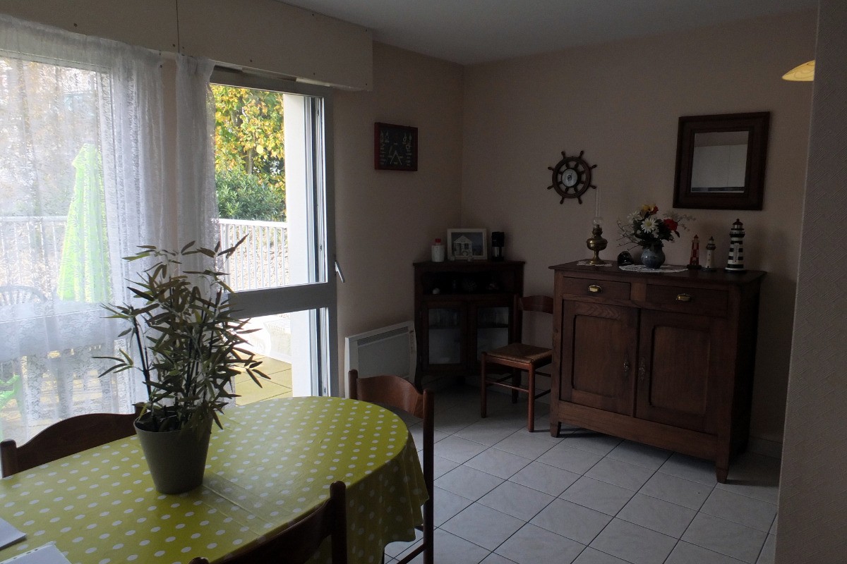 Le coin repas donnant sur la terrasse