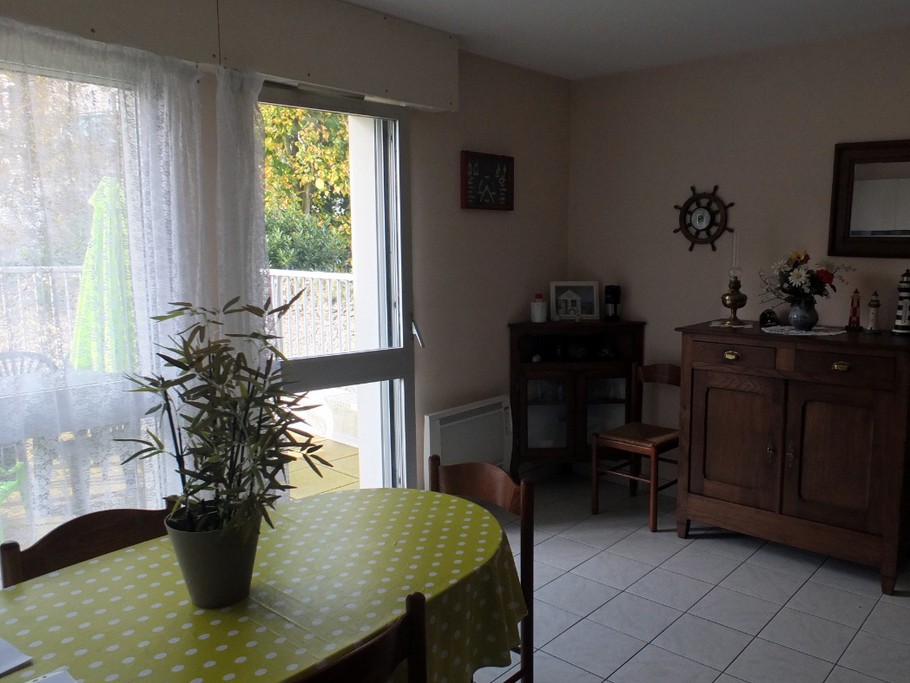 Le coin repas donnant sur la terrasse