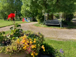 Vaste jardin devant le gîte