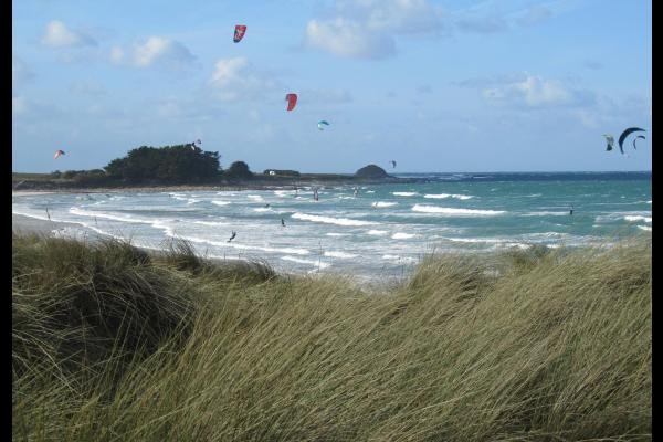 Gîte de Kerguinou, St-Pabu, Terre & Mer, - Kite-surf , un jour de grand vent ...
