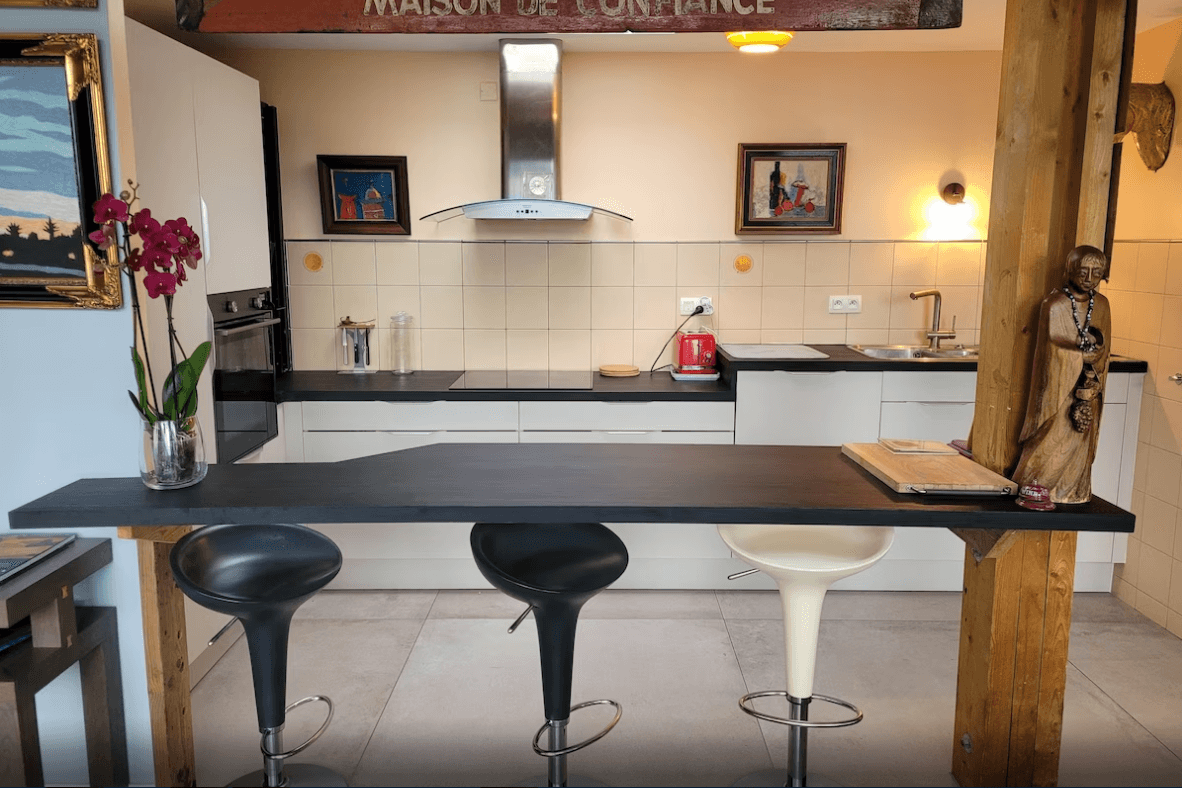 Espace cuisine toute équipée ouverte sur la séjour