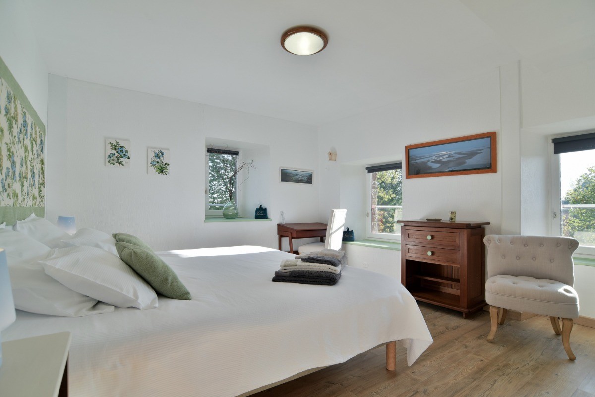 Chambre Côté Jardin pour 2 personnes au 1er étage (literie grande largeur 160*200 cm) avec salle d'eau et WC communicants.