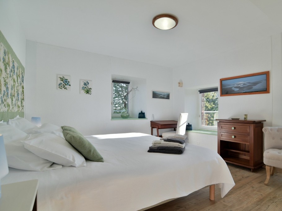 Chambre Côté Jardin pour 2 personnes au 1er étage (literie grande largeur 160*200 cm) avec salle d'eau et WC communicants.