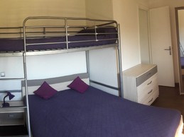 La chambre côté mer avec 3 couchages: Un lit 2 places en 140 X 190 et un lit mezzanine 1 place en 90 X 190.