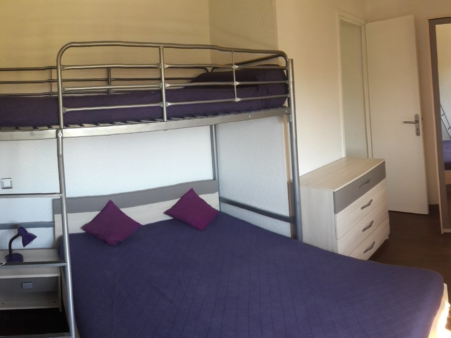 La chambre côté mer avec 3 couchages: Un lit 2 places en 140 X 190 et un lit mezzanine 1 place en 90 X 190.