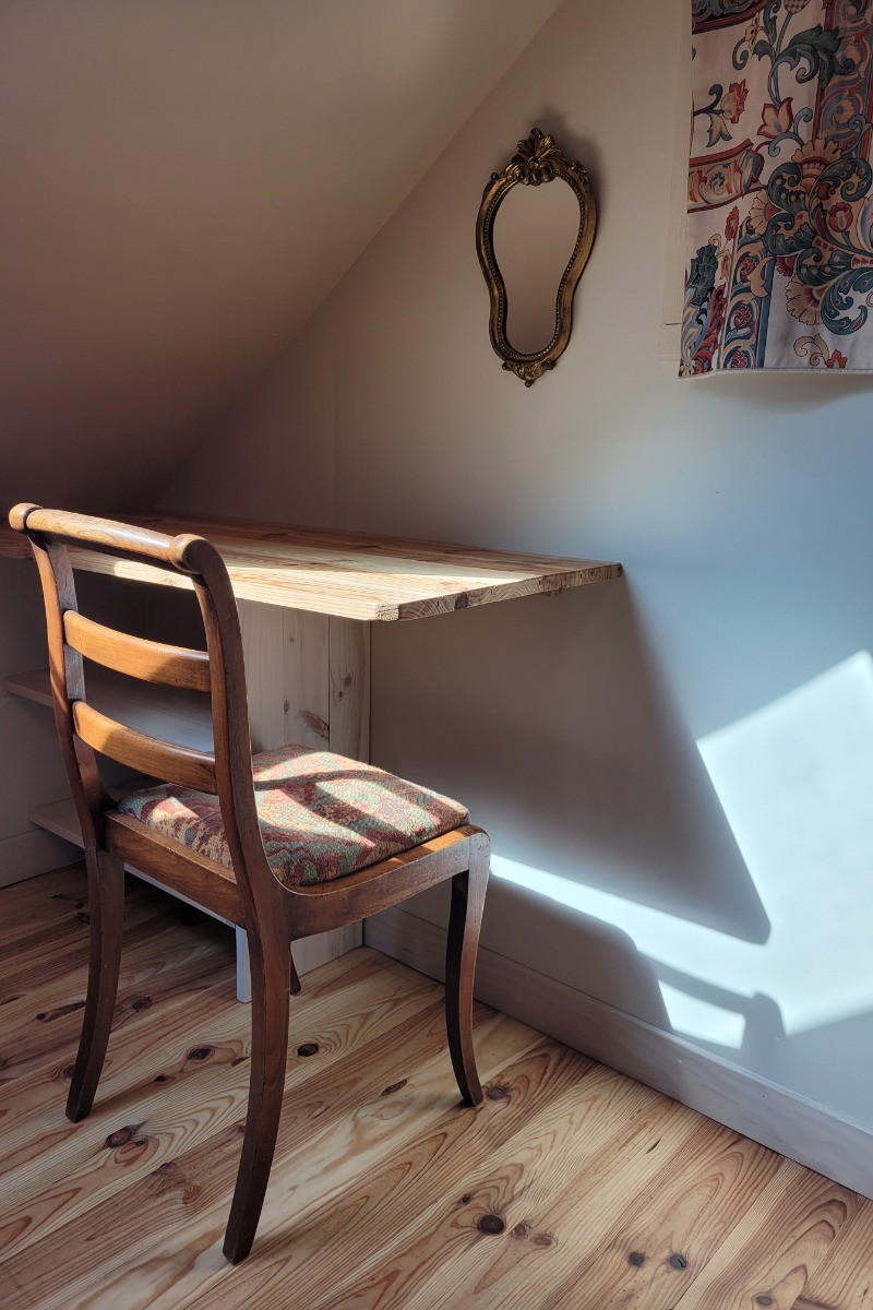 Location, Clévacances, Pommerit le Vicomte, Léger, espace bureau dans la chambre de l'étage droite, sous toit, lit double