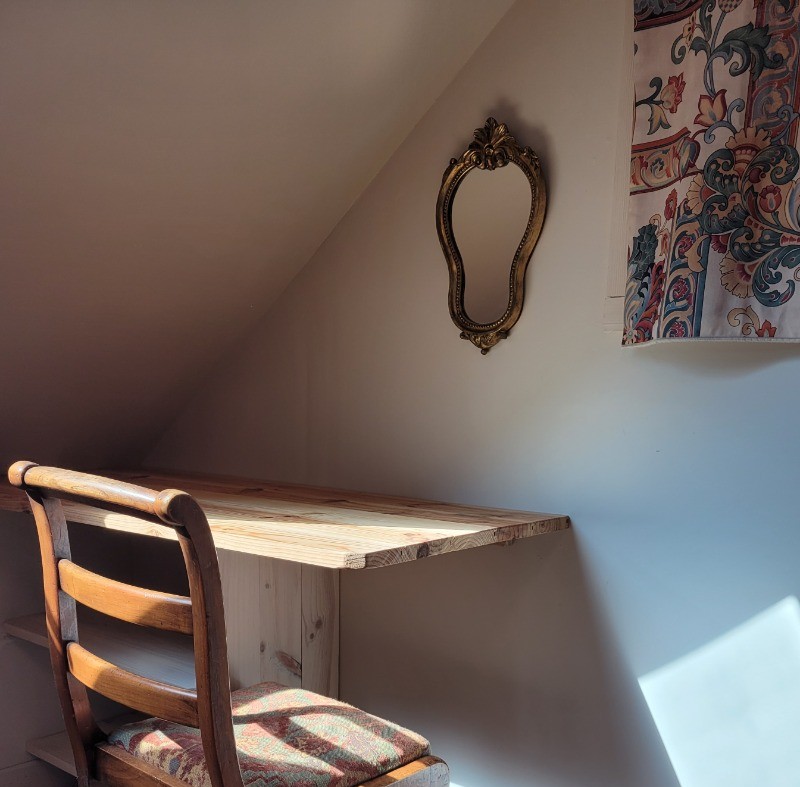 Location, Clévacances, Pommerit le Vicomte, Léger, espace bureau dans la chambre de l'étage droite, sous toit, lit double