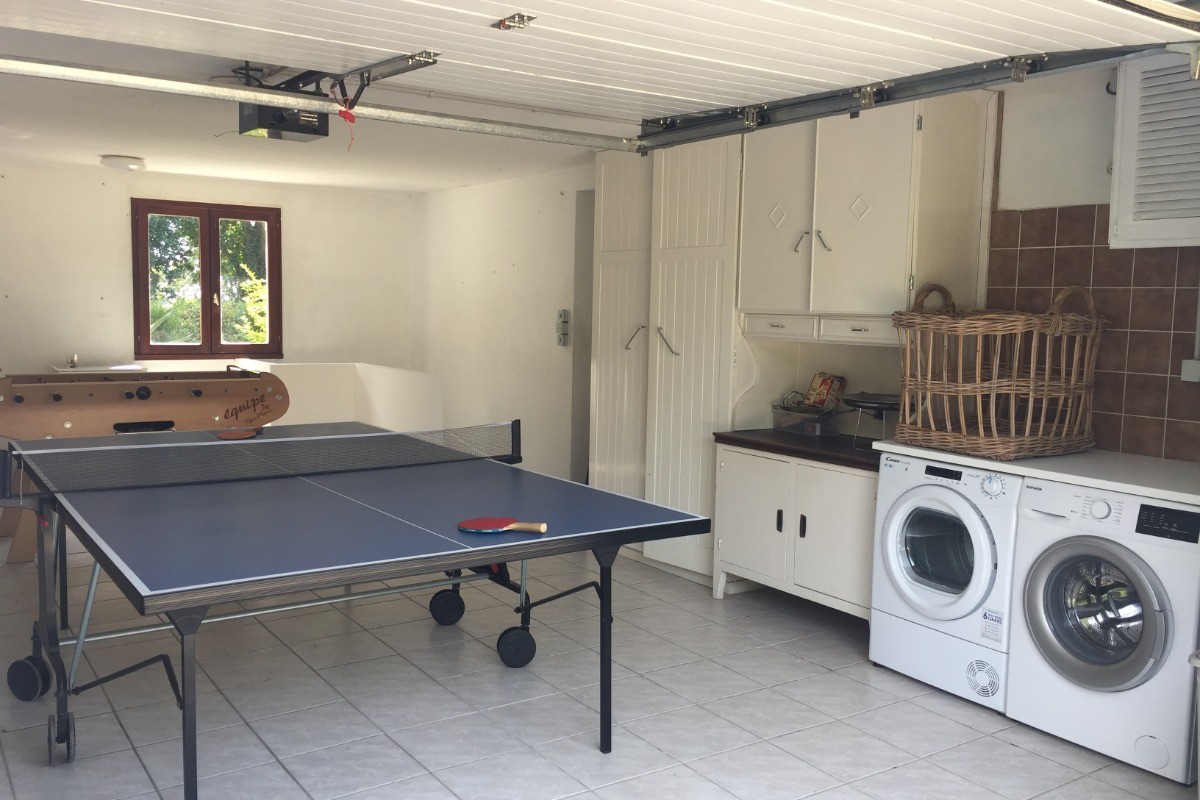 Table de ping-pong et baby-foot dans le garage