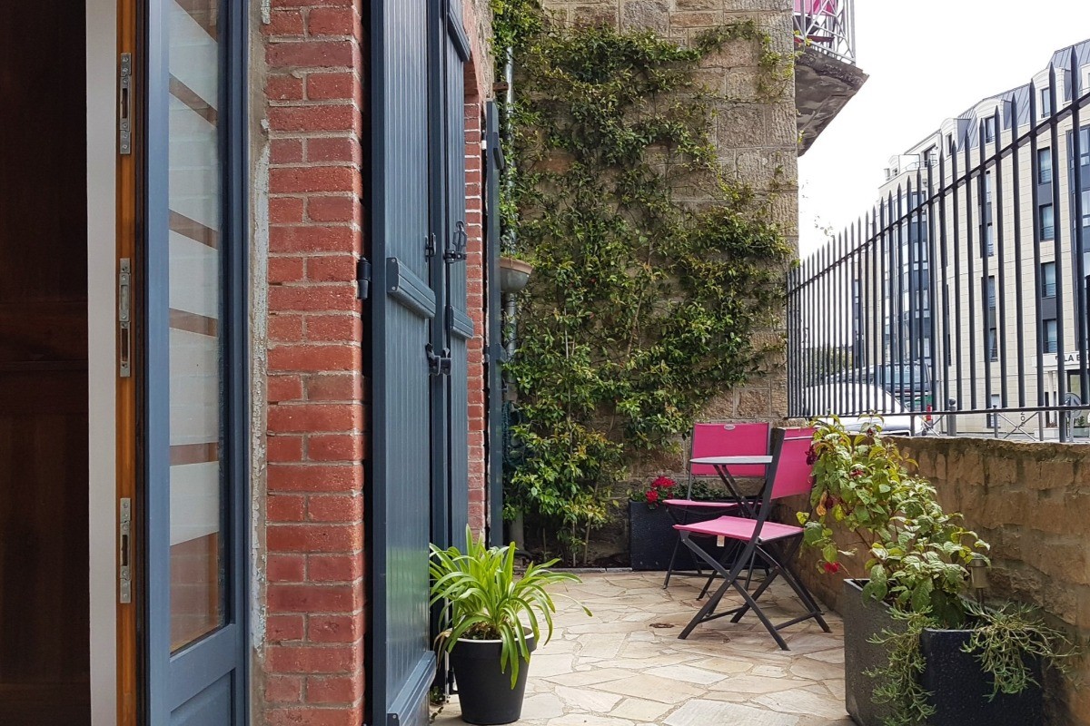 Appartement de plain pied en rez-de-chaussée, avec cour de 12m² et salon de jardin. Belle façade début 20e siècle.
Crédits photos :  Clévacances 35