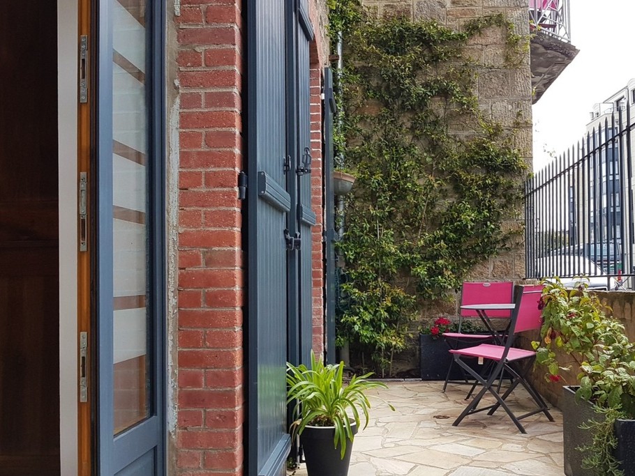 Appartement de plain pied en rez-de-chaussée, avec cour de 12m² et salon de jardin. Belle façade début 20e siècle.
Crédits photos :  Clévacances 35