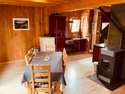 Espace salle à manger avec poêle à pellets
