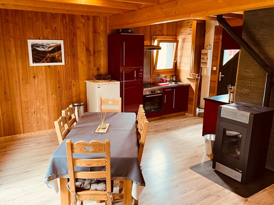 Espace salle à manger avec poêle à pellets