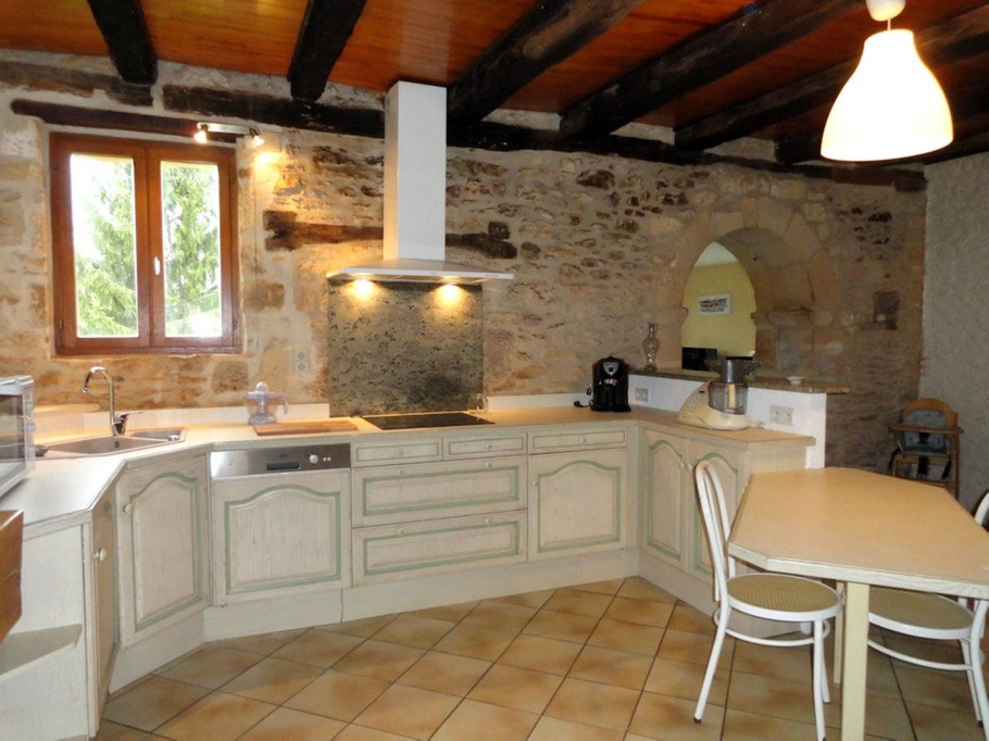 Cuisine équipée avec espace repas