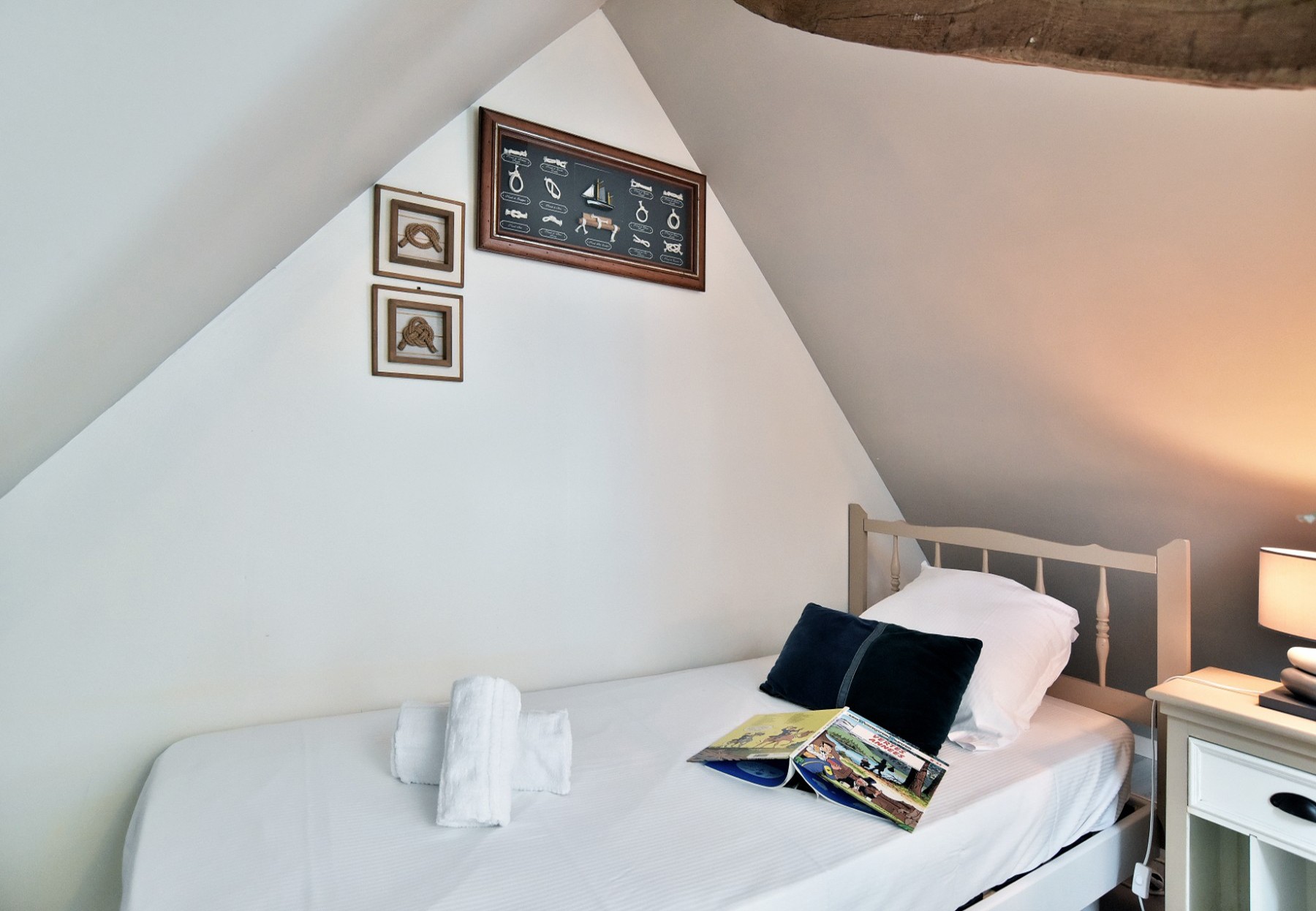 Chambre mansardée située au 2ème étage, accès par un escalier à pas japonais