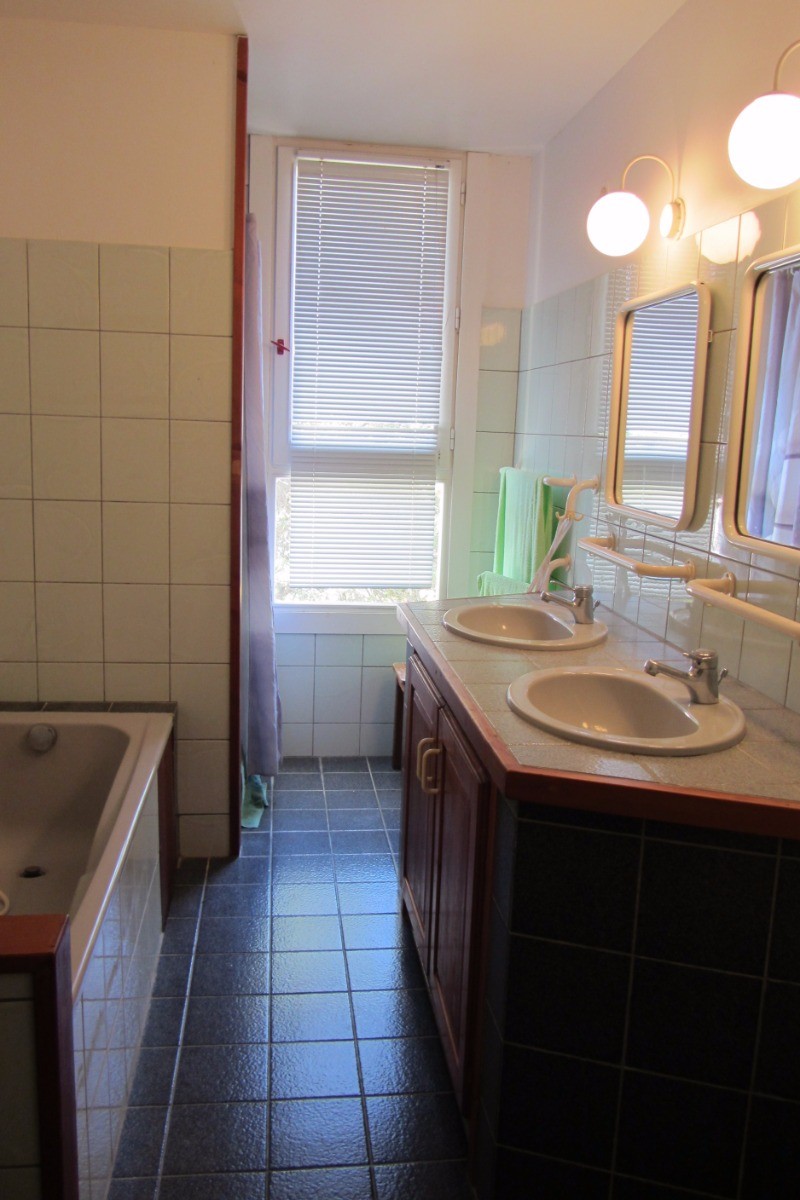 Salle de bain avec douche