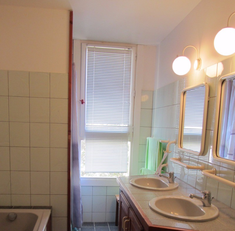 Salle de bain avec douche