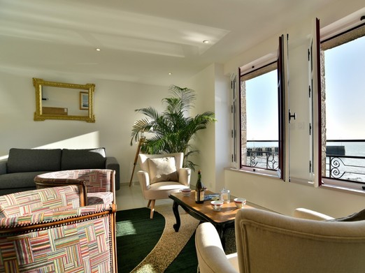 Pièce de vie très lumineuse vue mer, avec coin cuisine, coin salon et coin séjour (appartement au 1er étage en front de mer au Port de la Houle à Cancale)