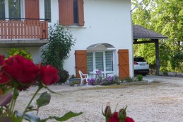 Devant le gîte au printemps
