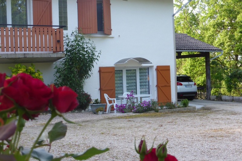 Devant le gîte au printemps