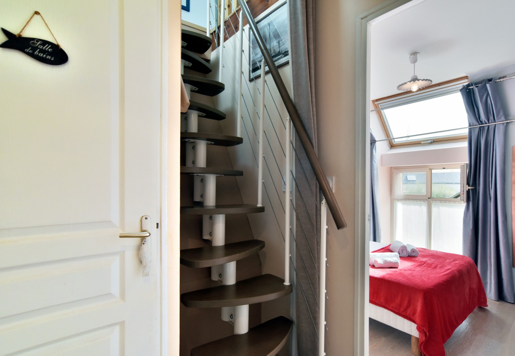 Palier premier étage avec escalier japonais pour atteindre la chambre mansardée
