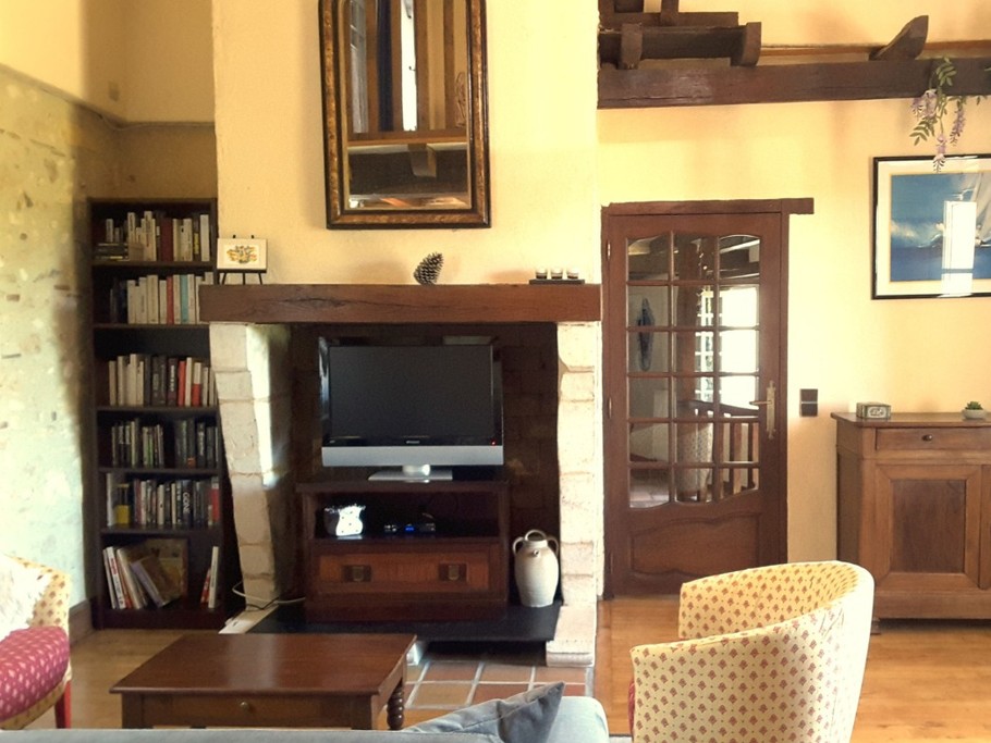 Salon tv écran plat Piscine Gîte LA FORGE Eyraud Crempse Maurens 24140 DORDOGNE