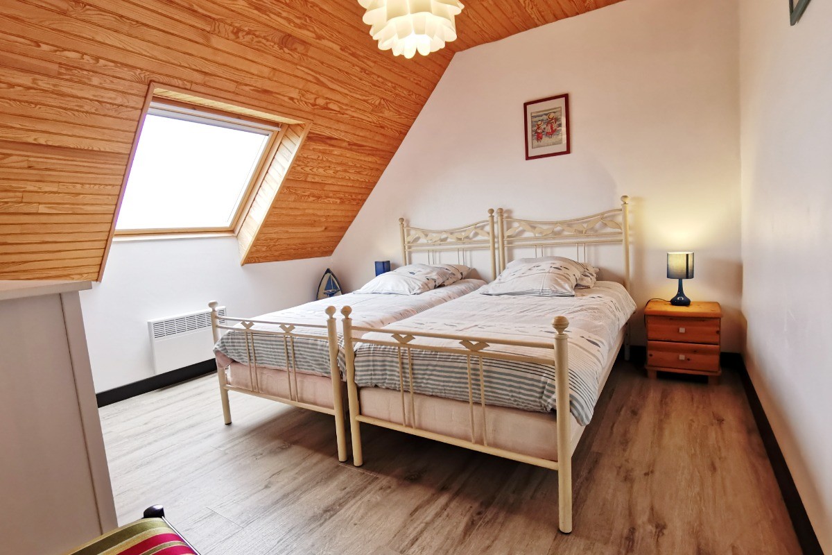 Etage: Chambre 3 avec 2 lits 90