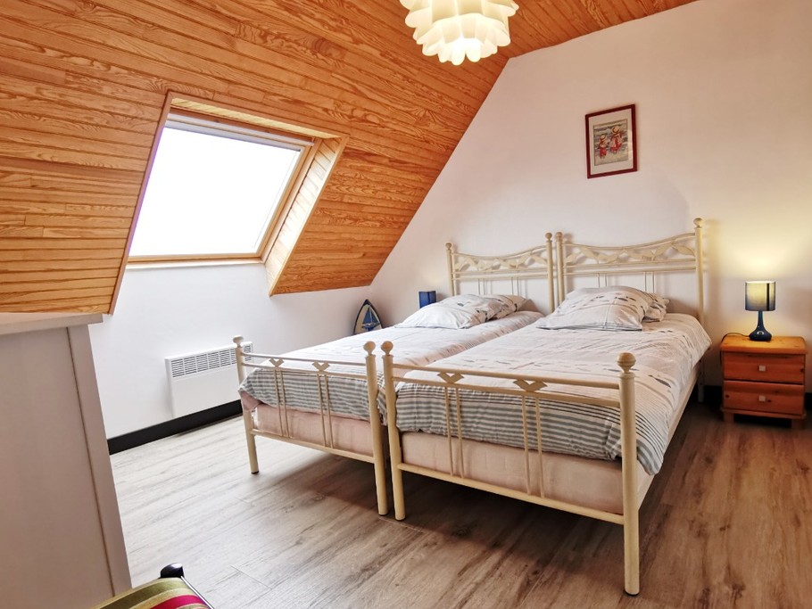 Etage: Chambre 3 avec 2 lits 90