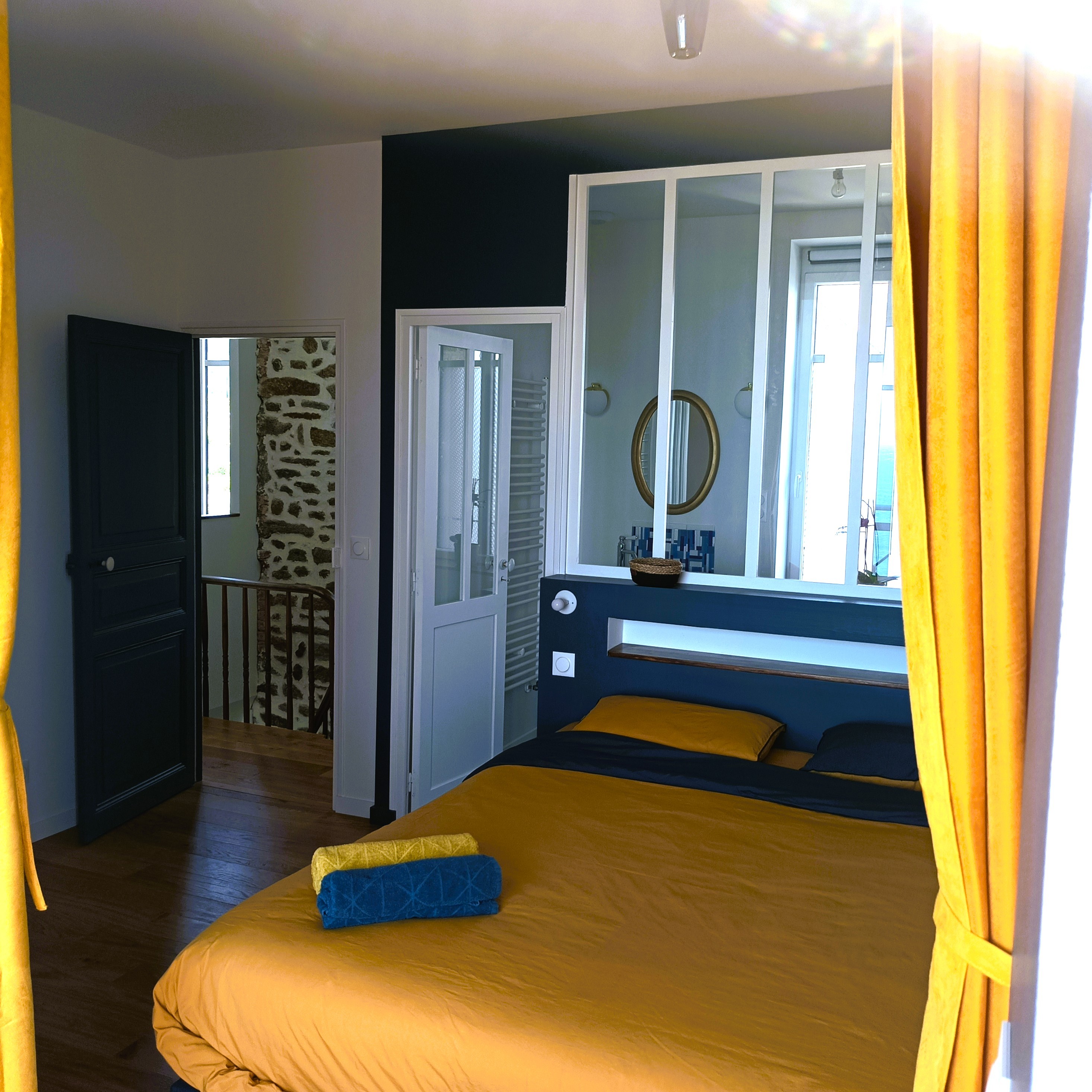 Chambre 3 vue panoramique sur la mer avec coin détente, lit 160 cm, dressing et salle de bain attenante (baignoire balnéo)