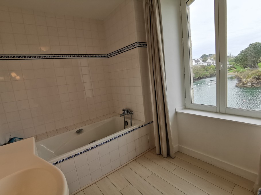 bathroom 1st floor sea view