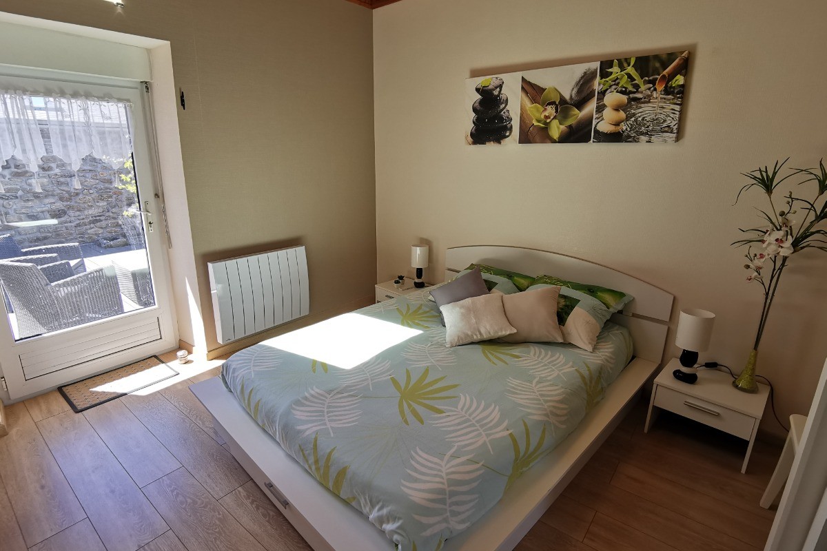 Chambre avec lit 140 au RDC avec accès à la terrasse